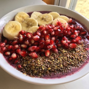 Banana Berry Smoothie Bowl | Vegan Living by Danielle